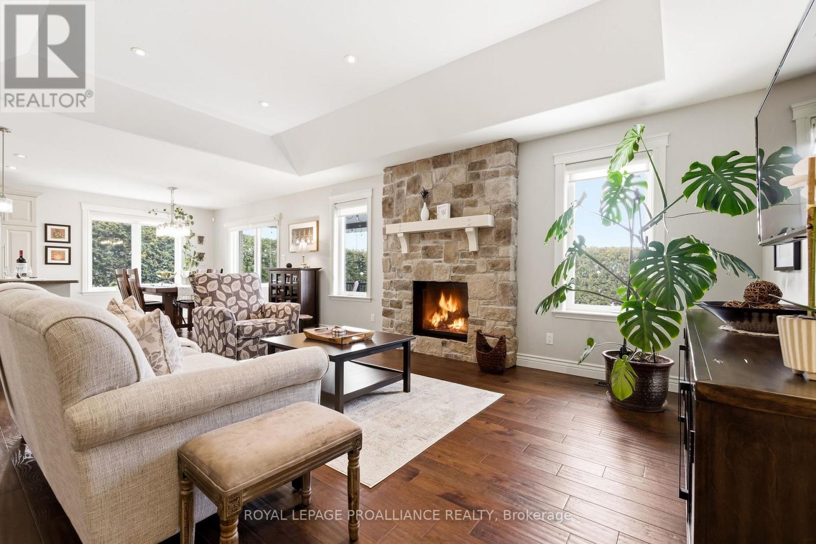 9 ROSSLYN DRIVE - 7