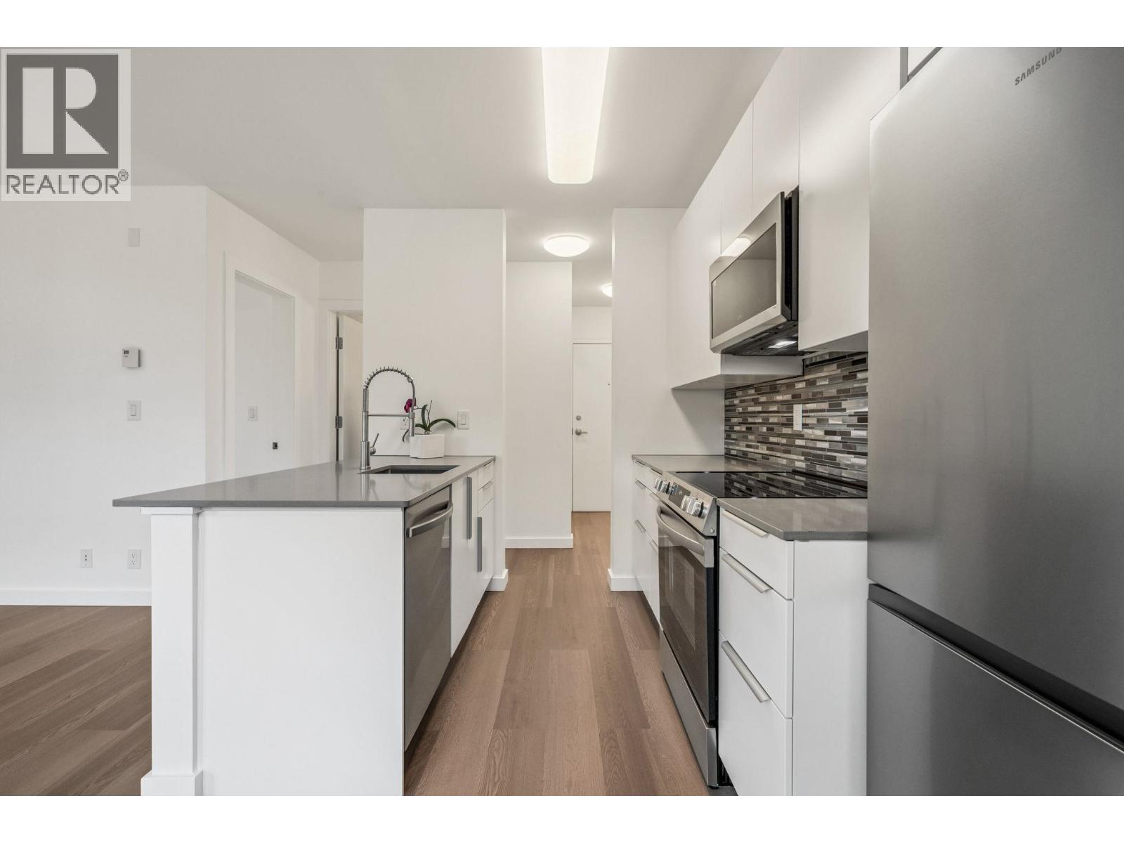 303 1033 ST. GEORGES AVENUE — photo 2