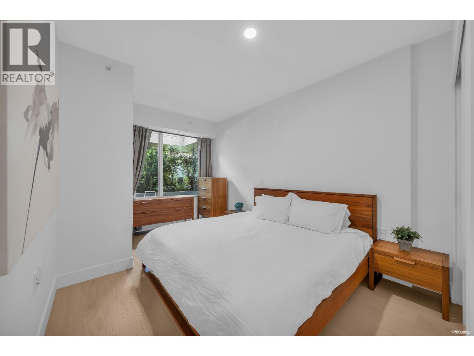 207 1331 MARINE DRIVE — photo 2