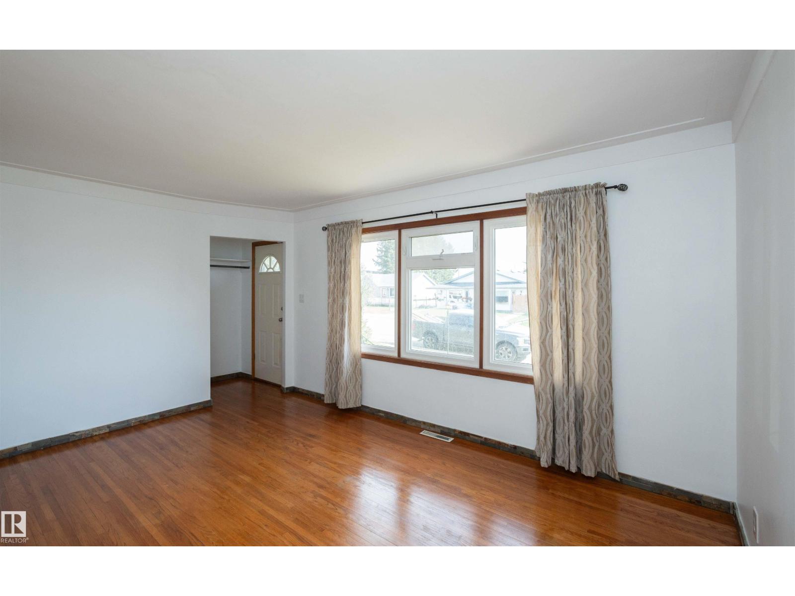 4414 54 AV — photo 24