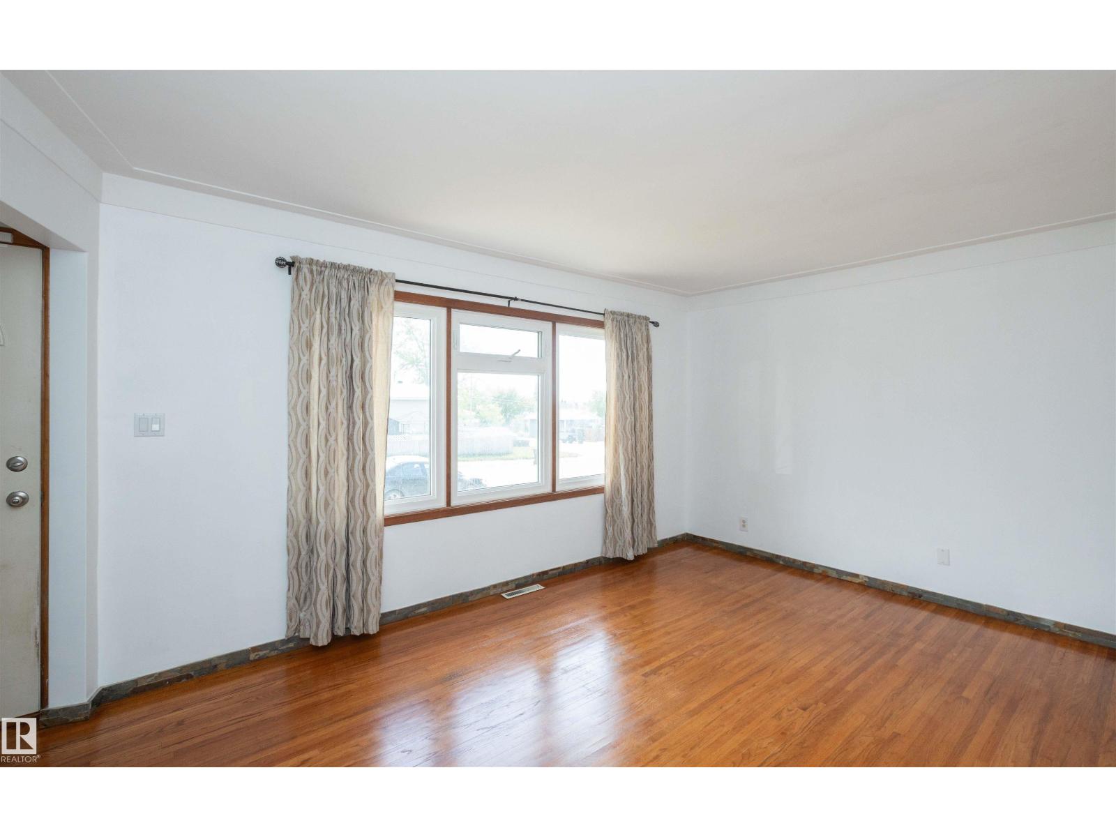 4414 54 AV — photo 25