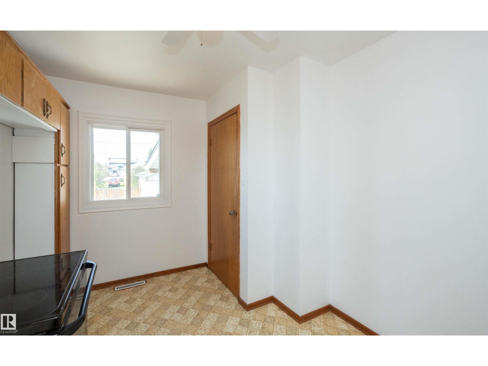 4414 54 AV — photo 30