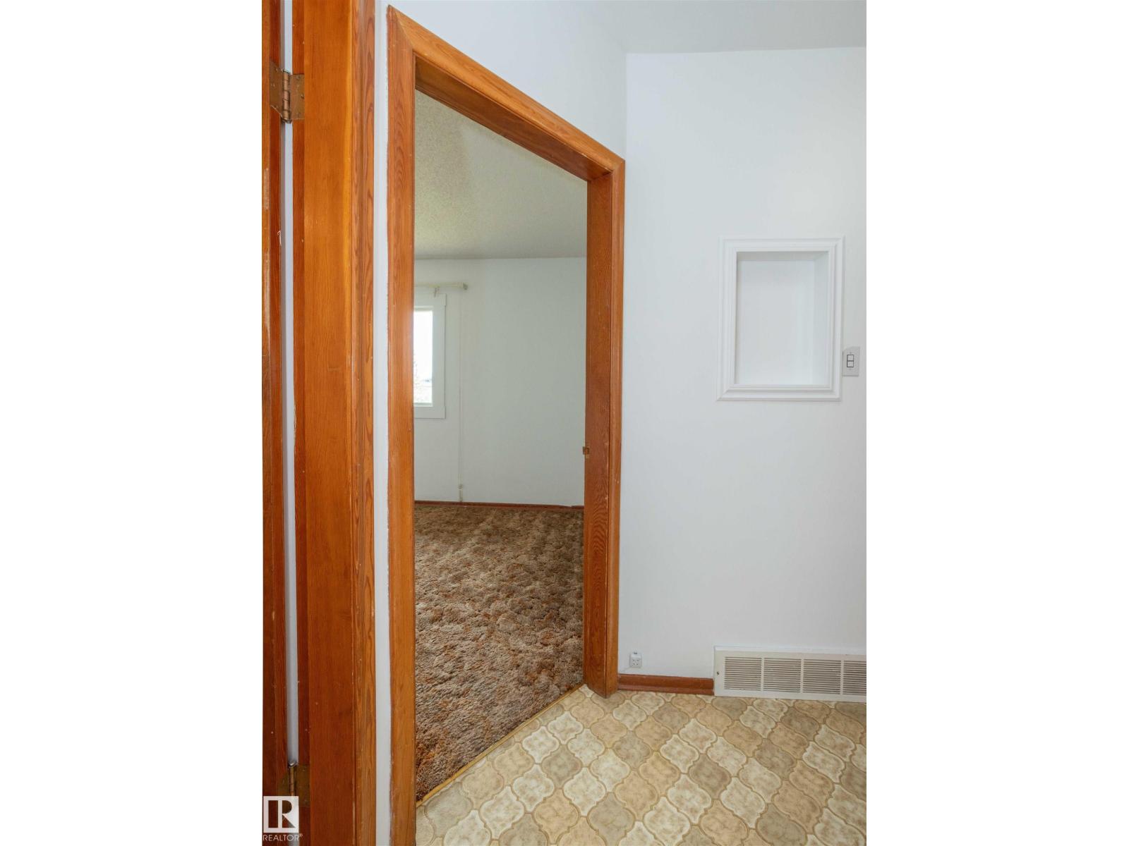 4414 54 AV — photo 37