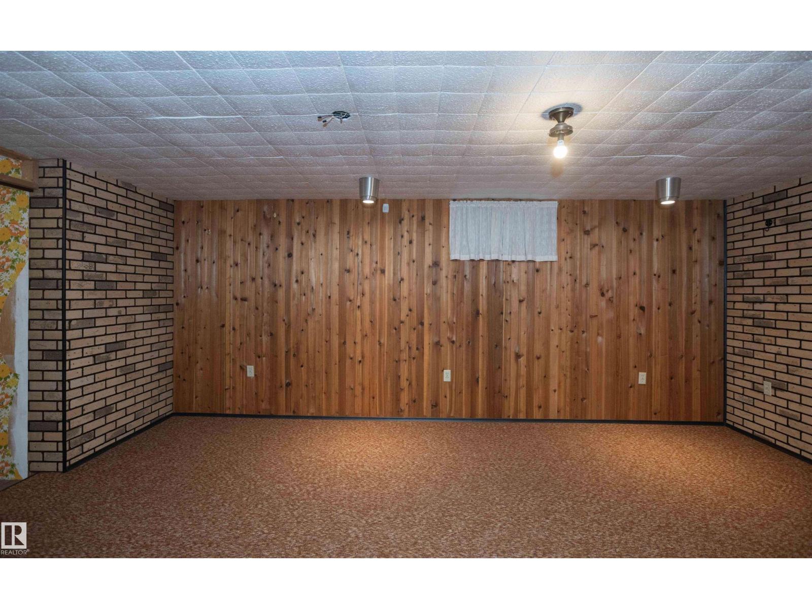 4414 54 AV — photo 52