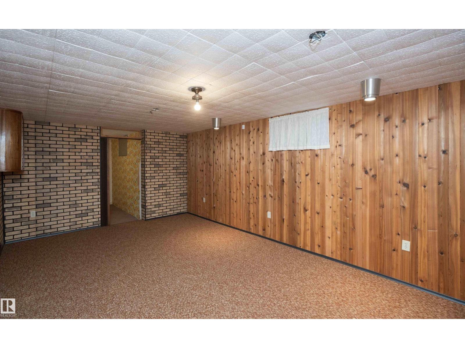 4414 54 AV — photo 53