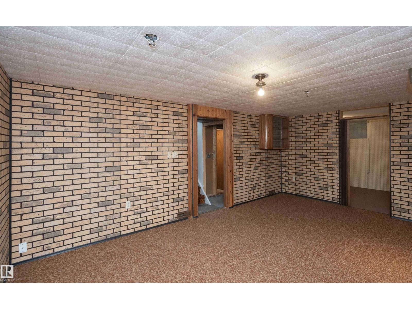 4414 54 AV — photo 56