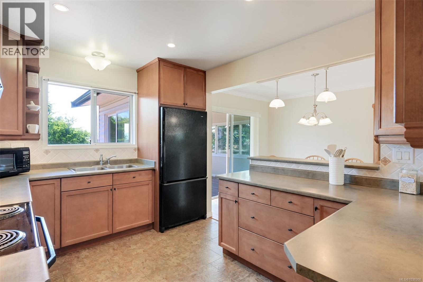 1341 Lyall St - 11