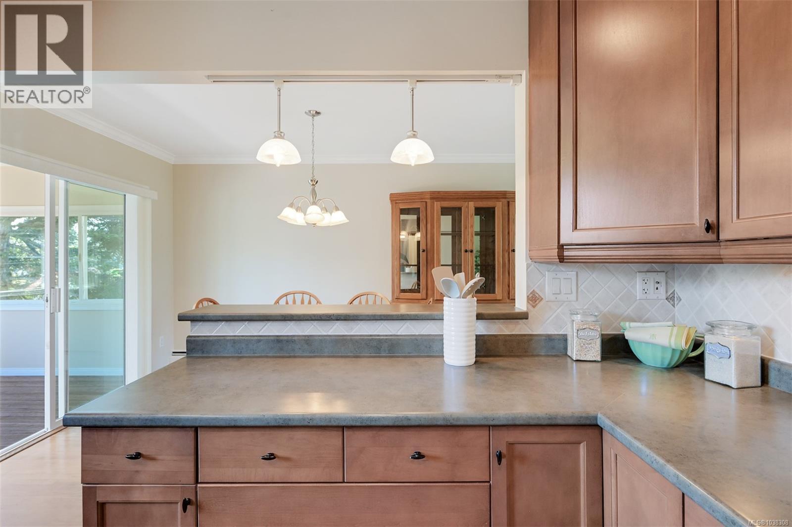 1341 Lyall St - 12