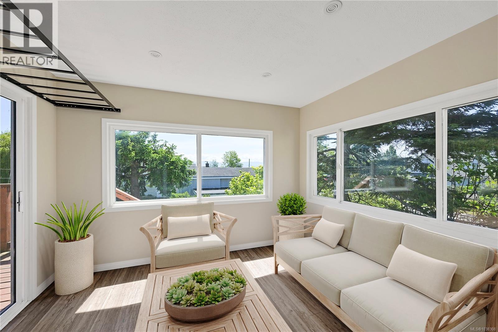 1341 Lyall St - 13
