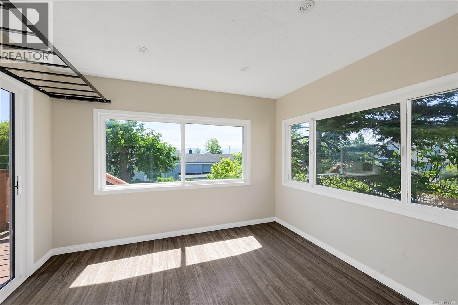 1341 Lyall St - 14