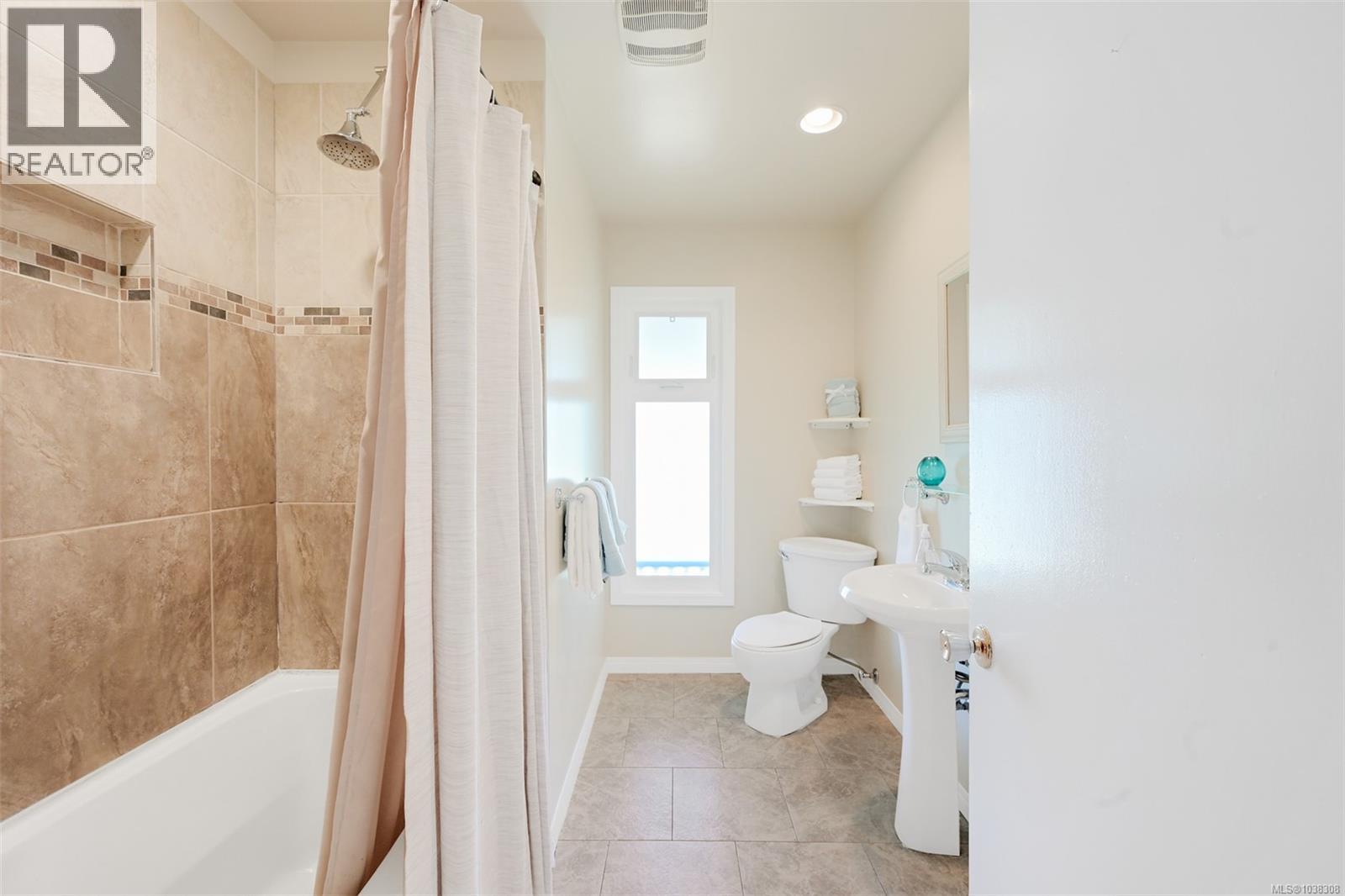 1341 Lyall St - 21
