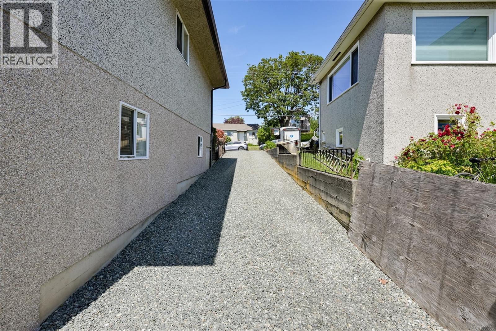 1341 Lyall St - 34