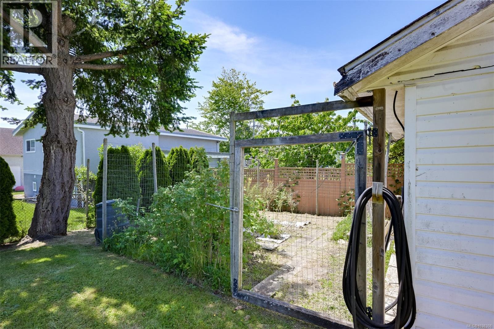 1341 Lyall St - 36