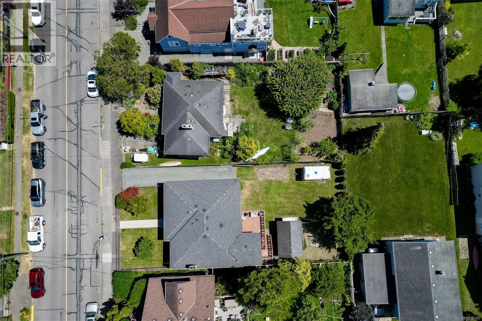 1341 Lyall St - 38