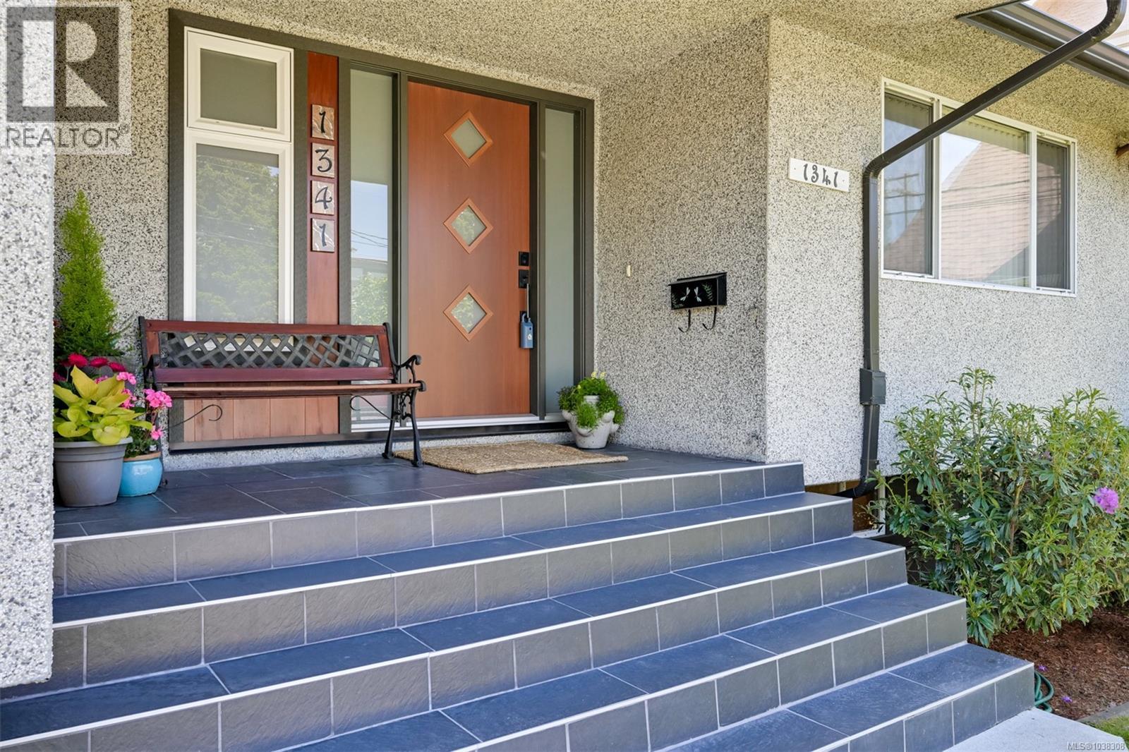 1341 Lyall St - 4