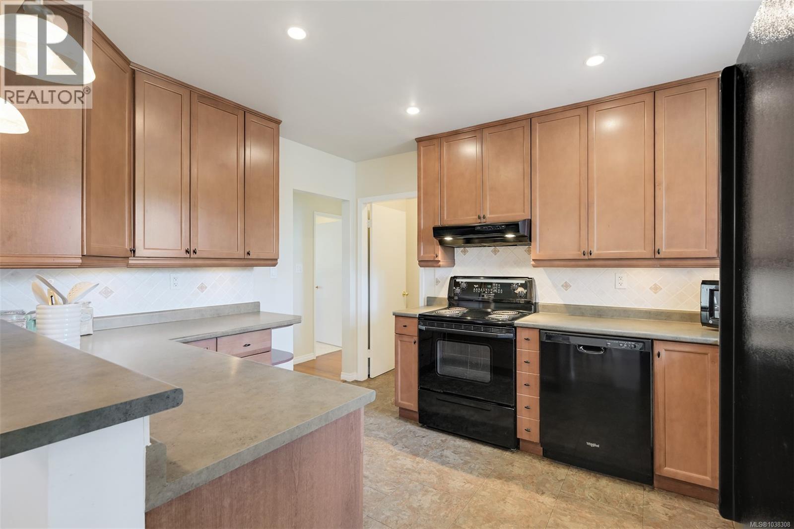 1341 Lyall St - 9