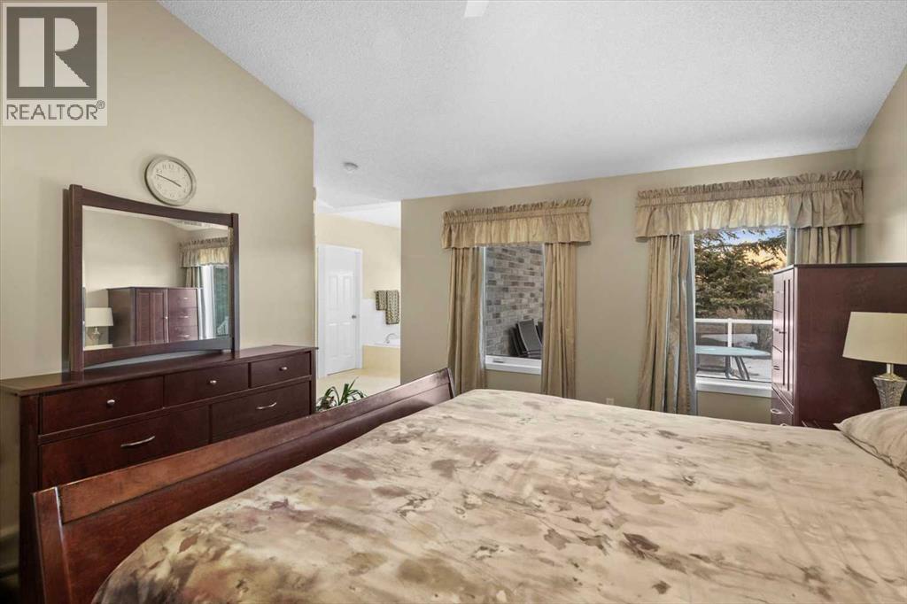 22 Varsity Estates Close NW - 20