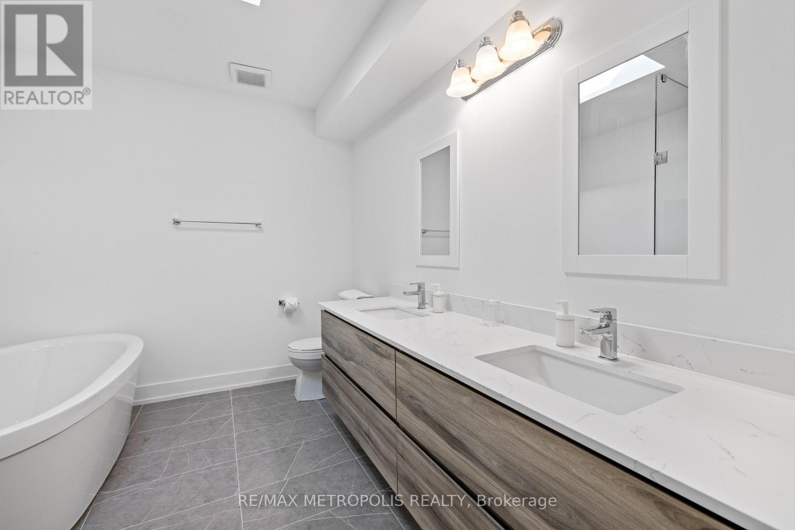 449 LANSDOWNE AVENUE - 7