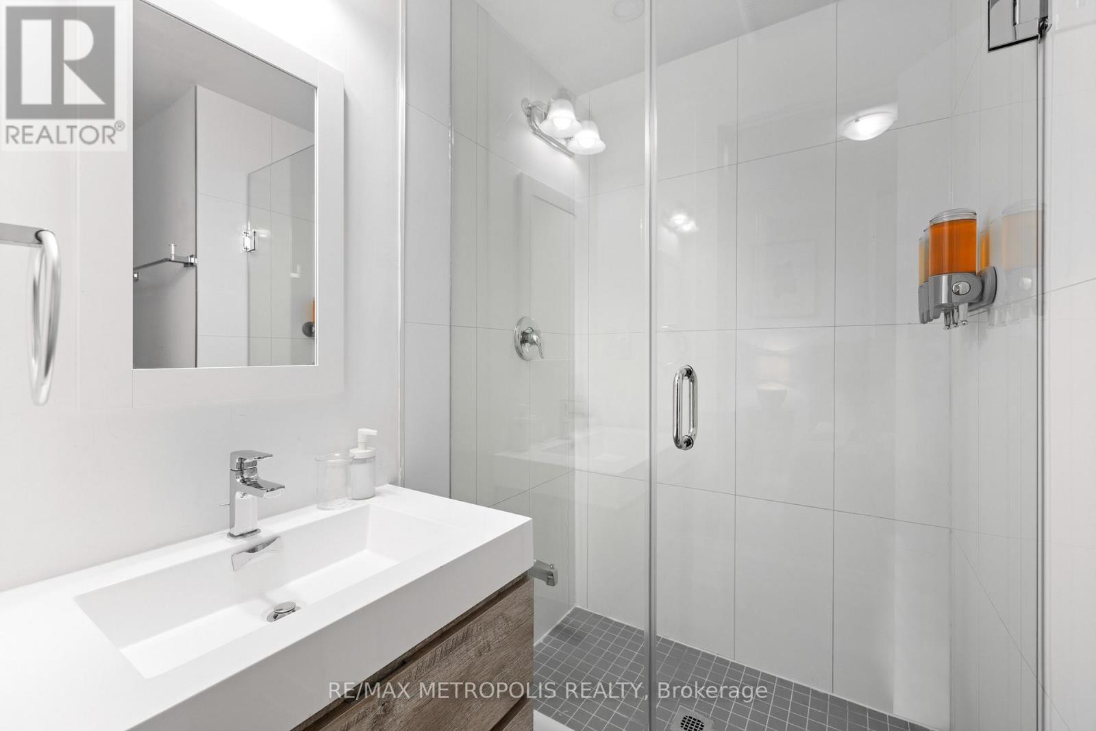 447 LANSDOWNE AVENUE - 17