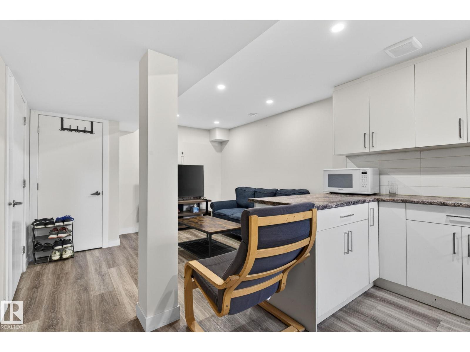 #53 7604 29 AV NW - 25