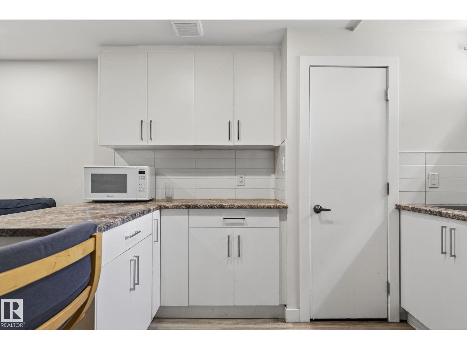 #53 7604 29 AV NW - 24