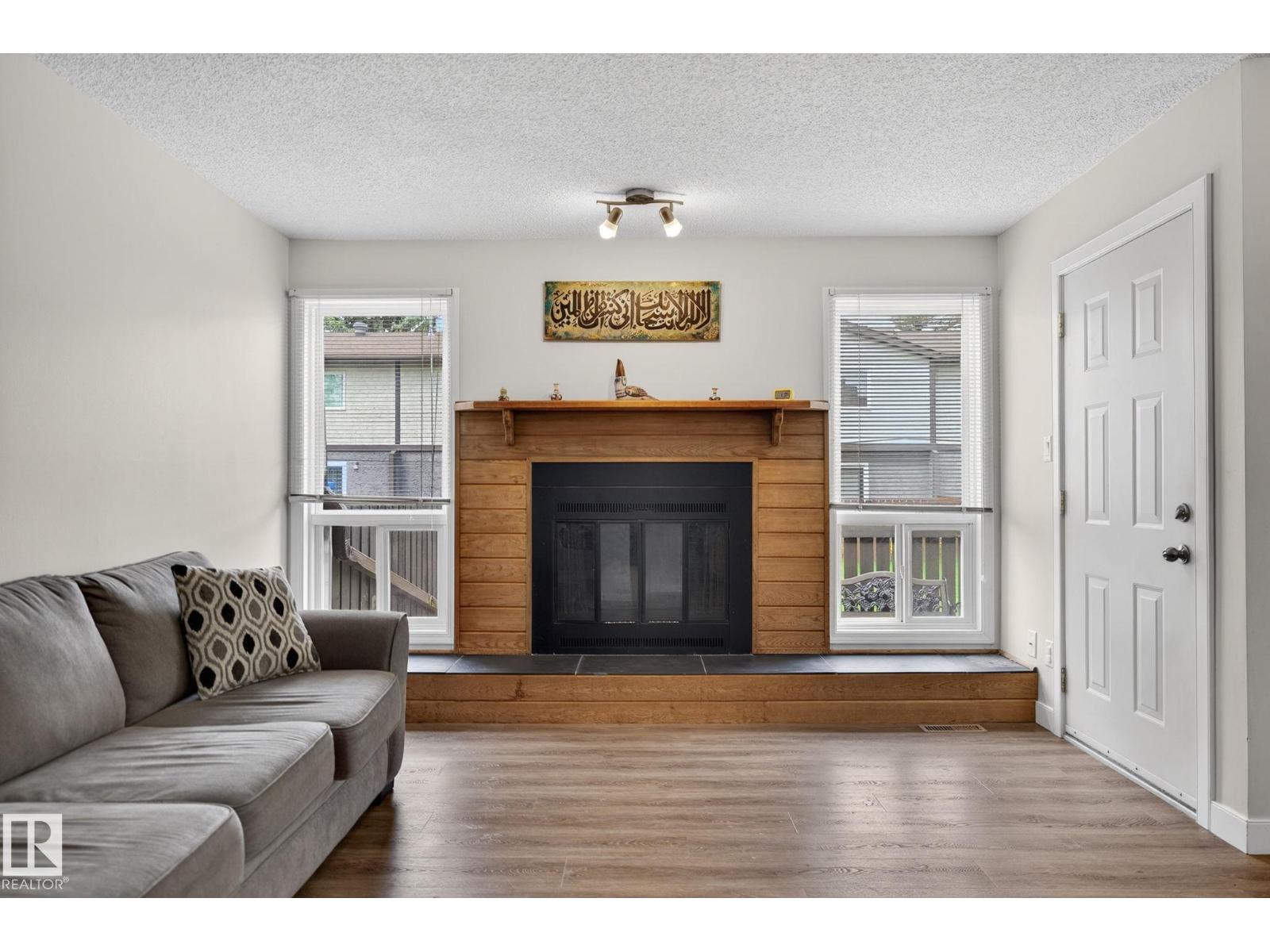 #53 7604 29 AV NW - 7