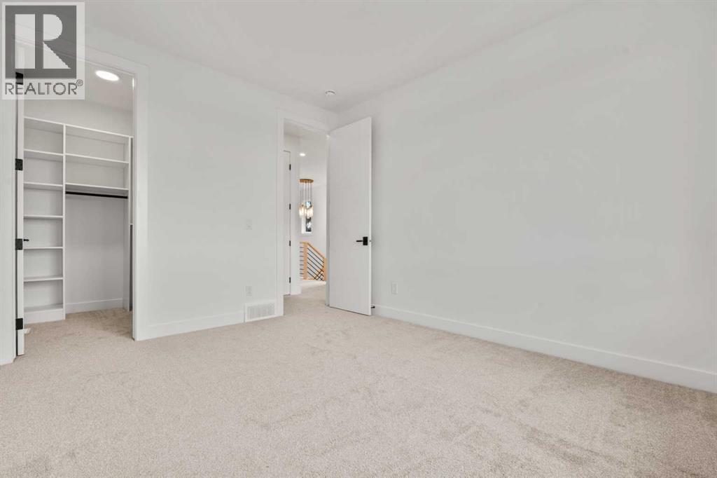 422 36 Avenue NW - 39