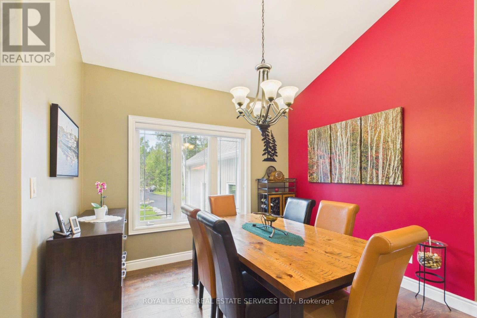 1045 TOWER CRESCENT - 8