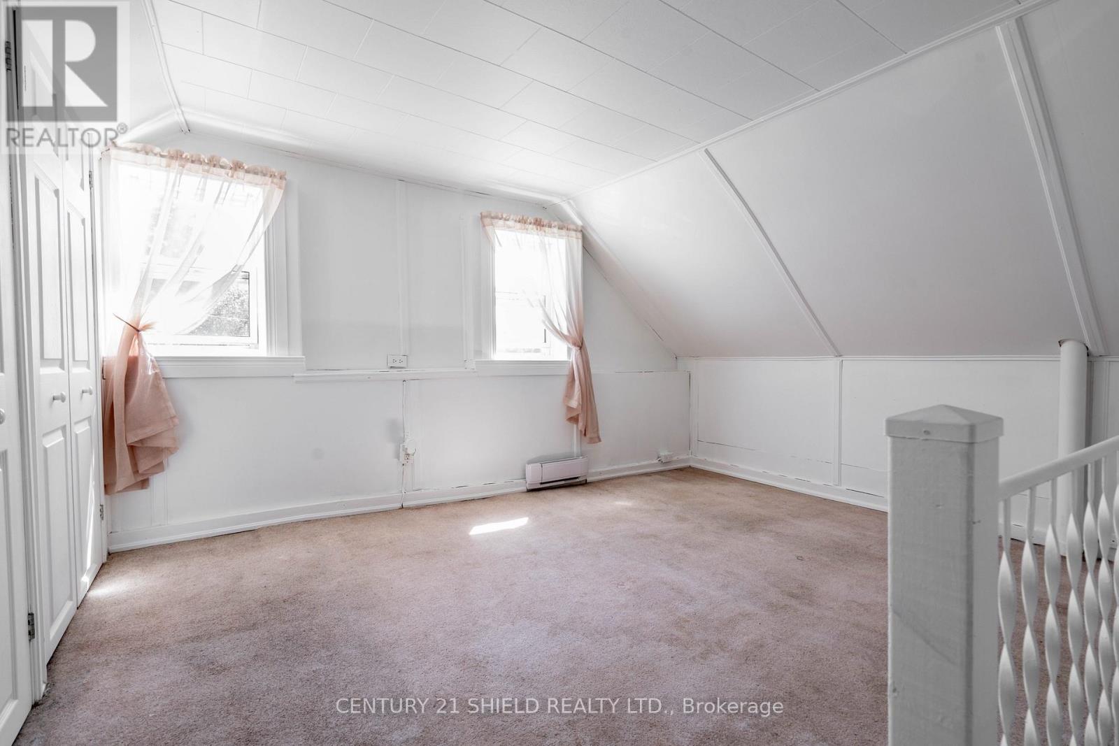 18582 DUNDAS STREET S - 15