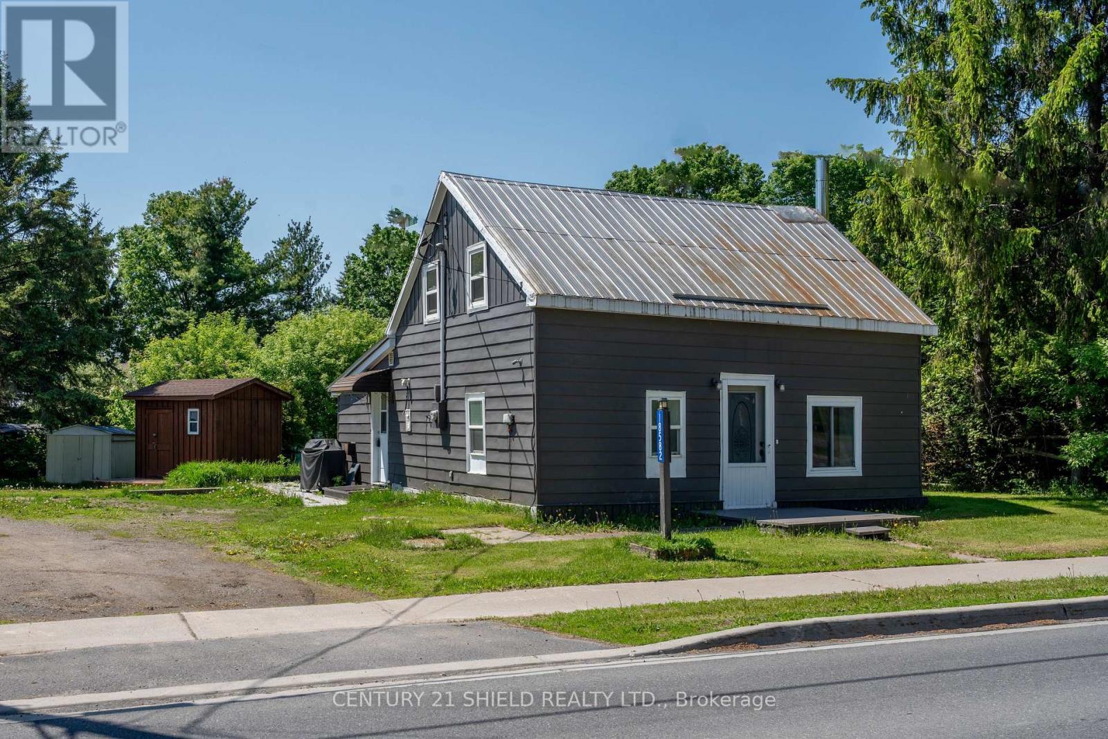 18582 DUNDAS STREET S - Image 2