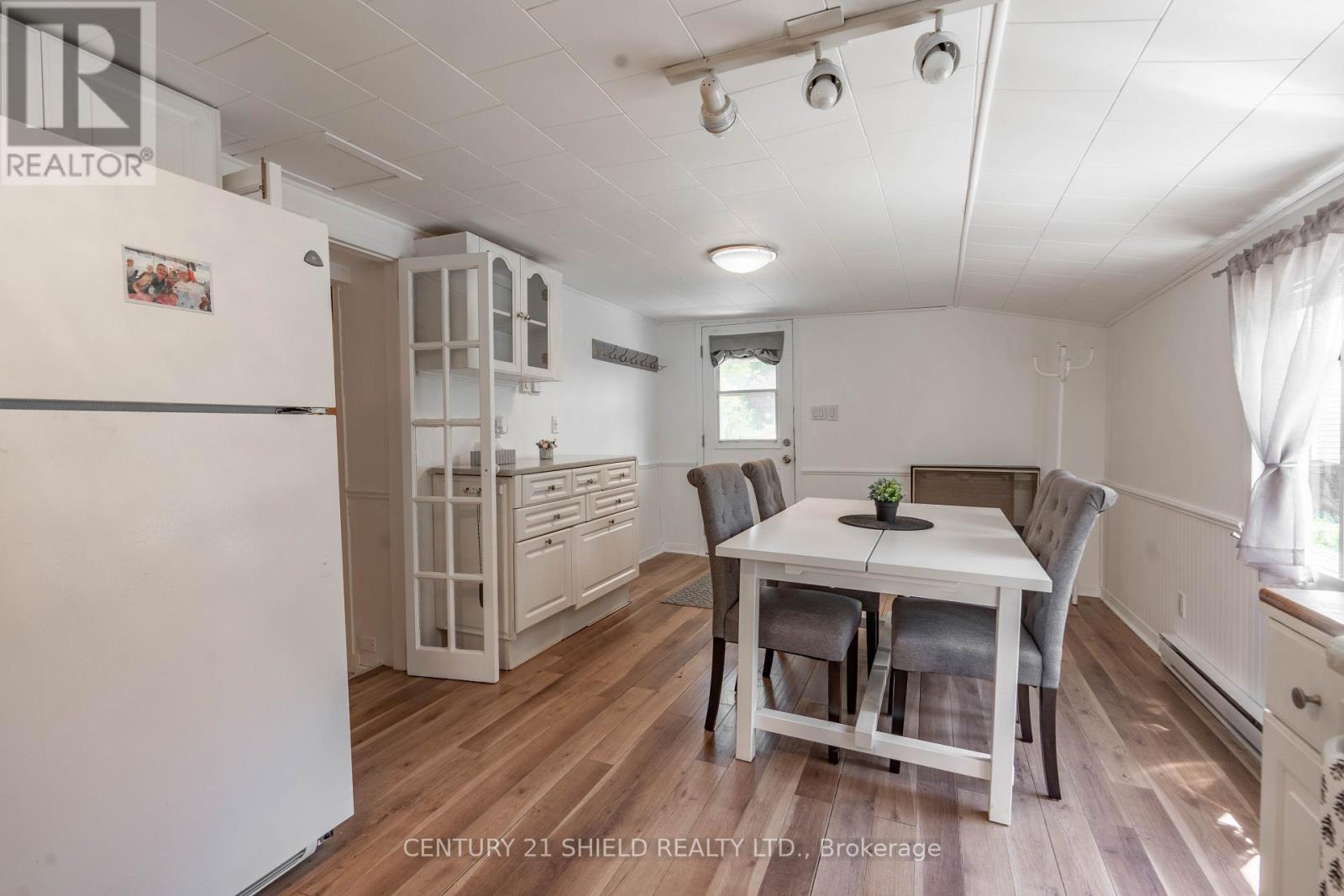 18582 DUNDAS STREET S - 4