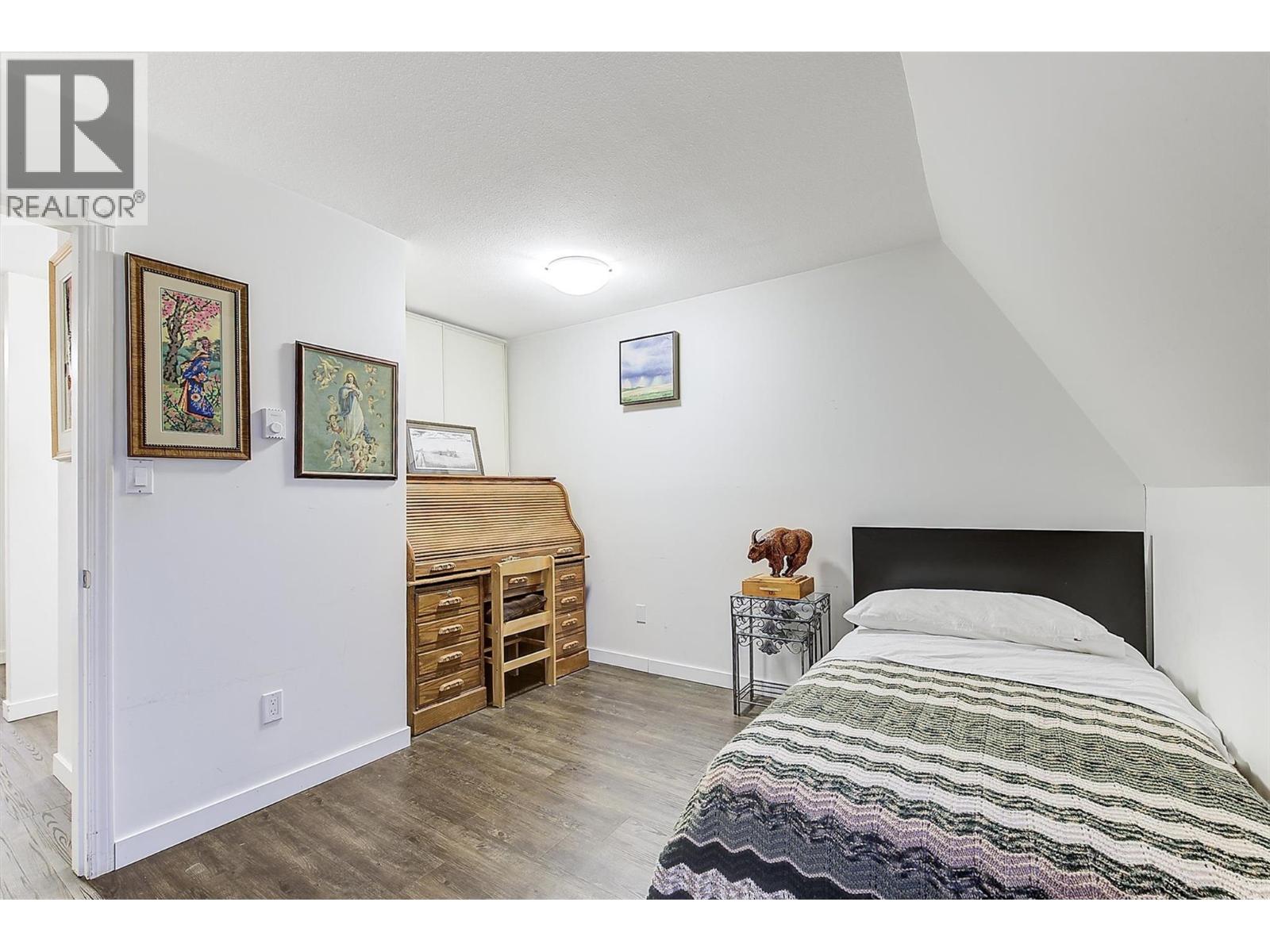 #304 575 Sutherland Avenue - 27