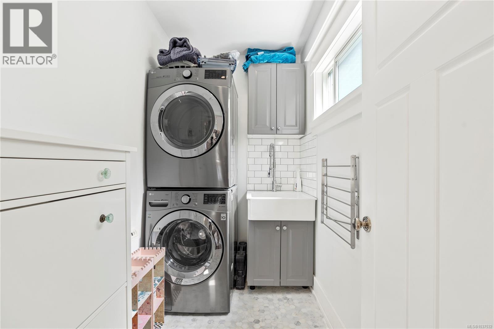 1074 Oliver St - 36