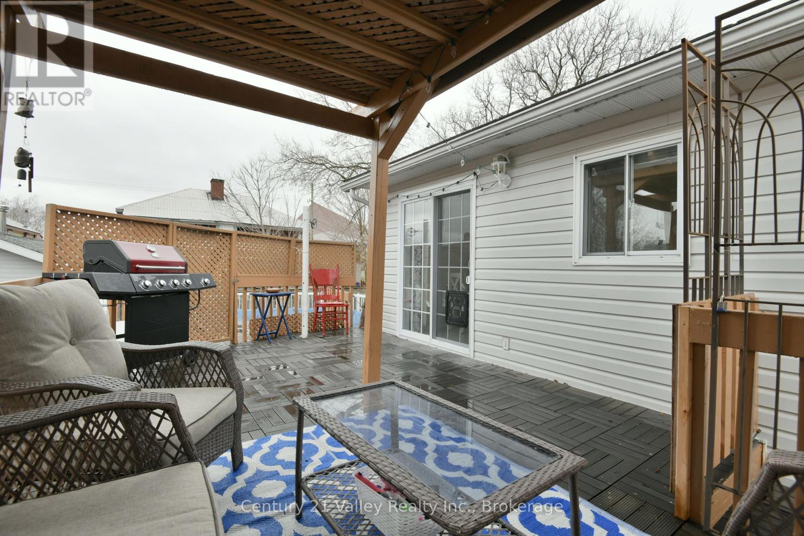 99 QUEEN STREET N - 34