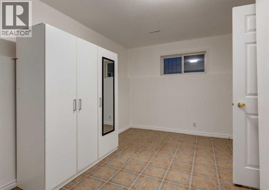 1135 37 Street SE - 16