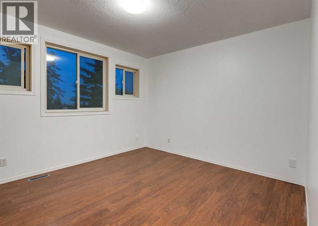 1135 37 Street SE - 39