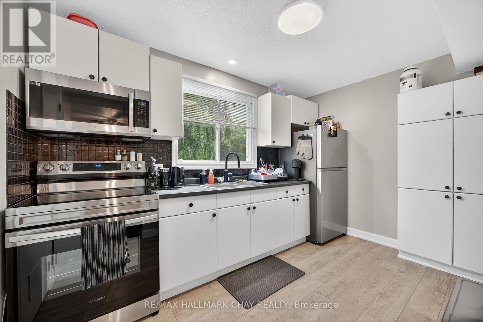 195 LOUISA STREET - 9