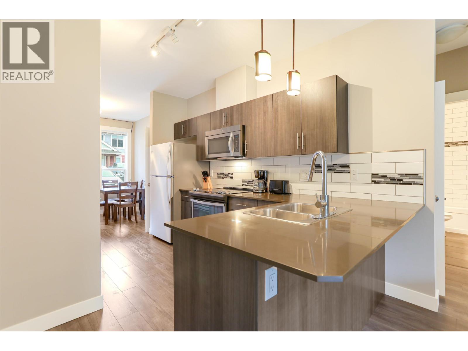 #206 110 BAXTER AVENUE - 12