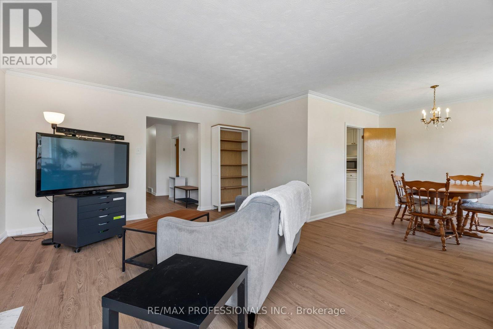 151 PERRY CRESCENT - 11