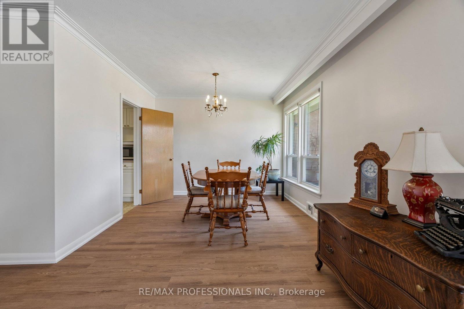 151 PERRY CRESCENT - 13