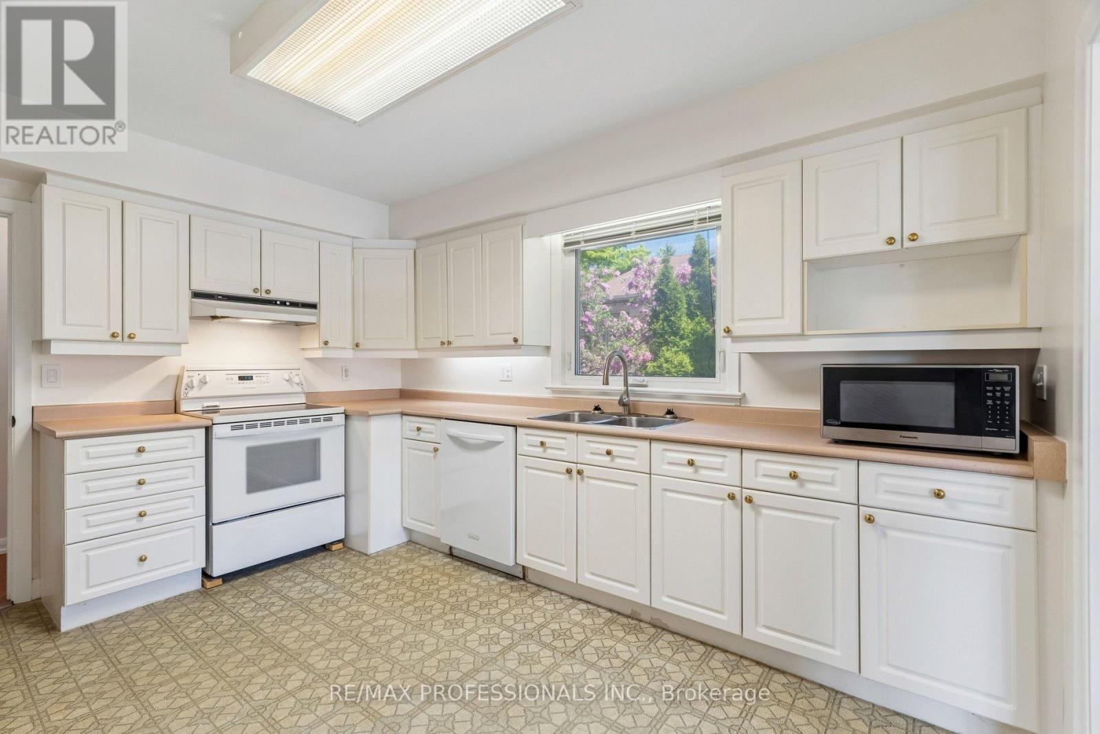 151 PERRY CRESCENT - 17