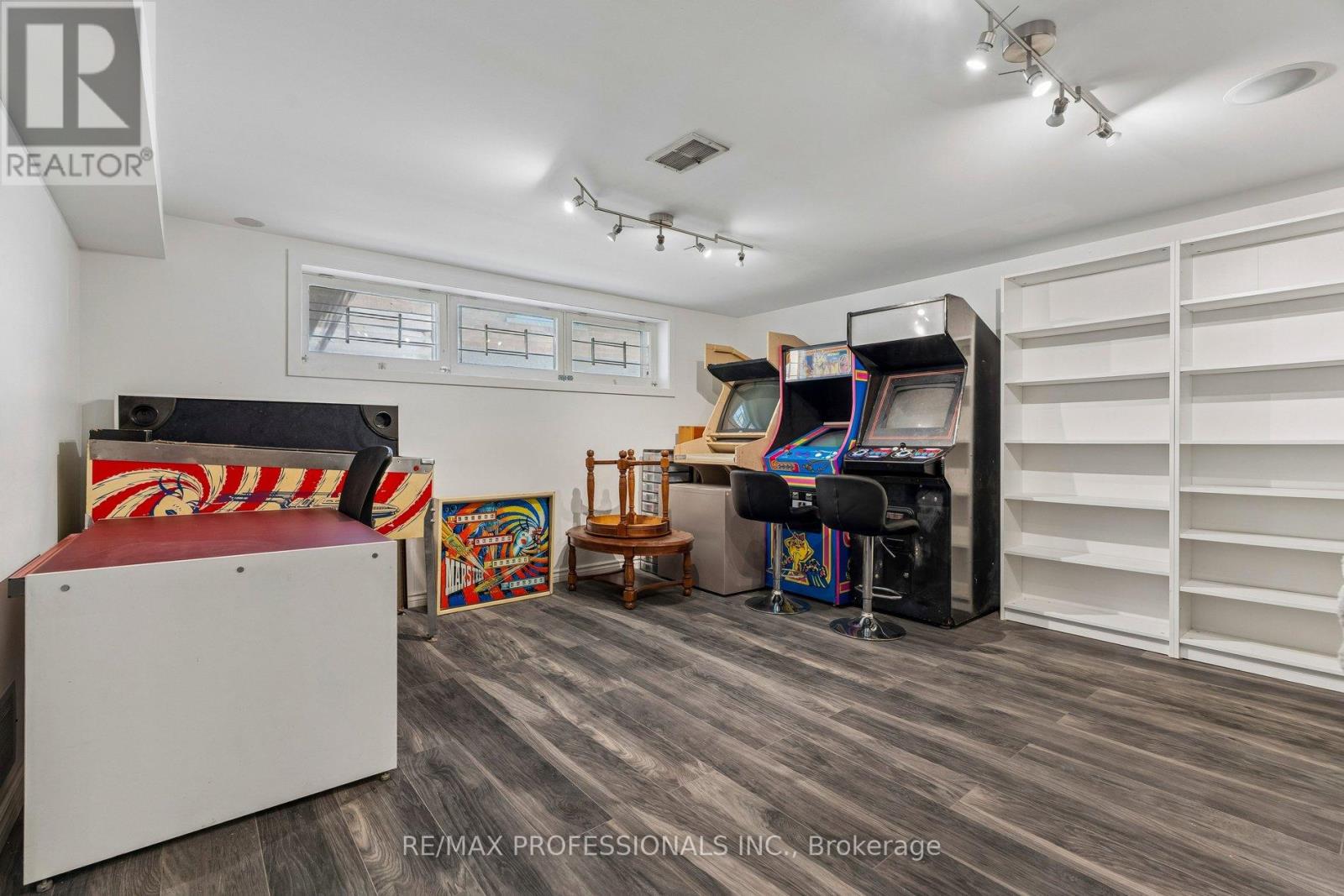 151 PERRY CRESCENT - 38