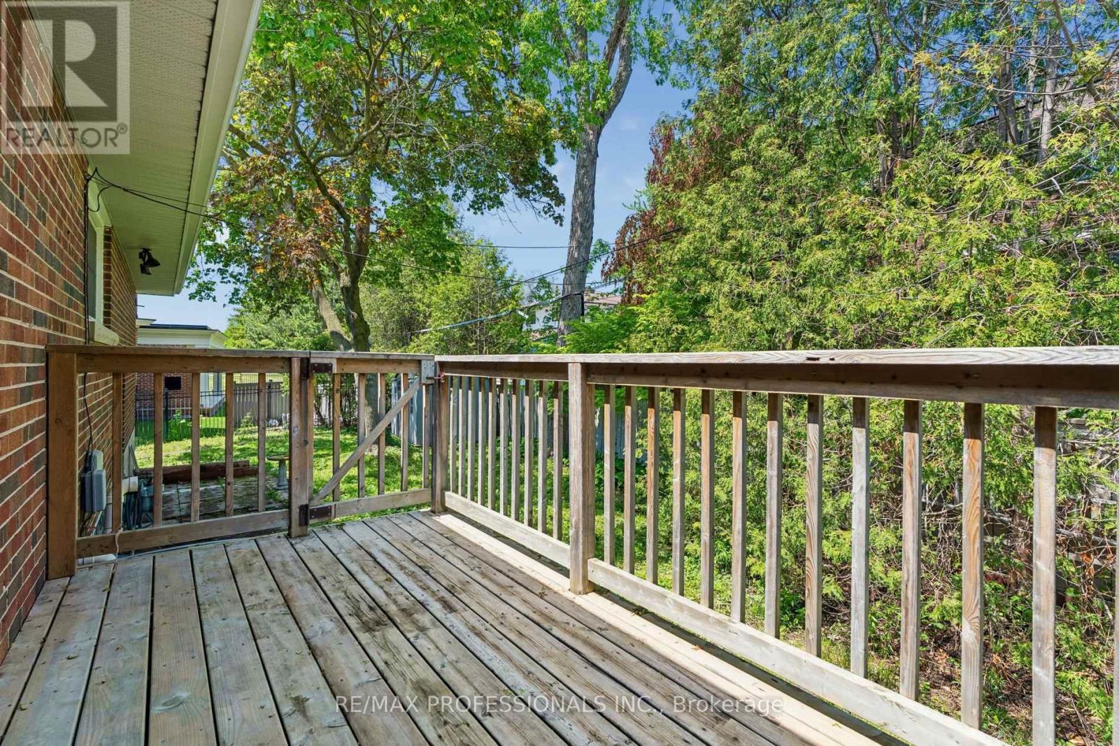 151 PERRY CRESCENT - 40