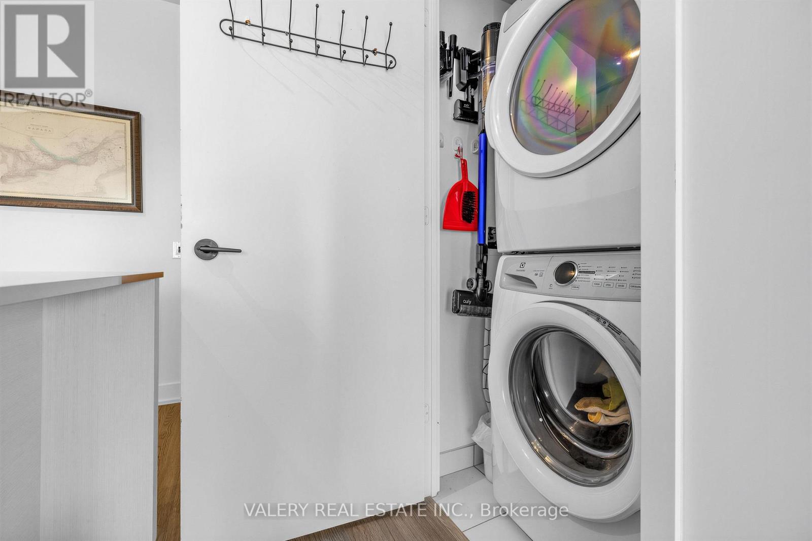 #411 60 GEORGE BUTCHART DRIVE - 16