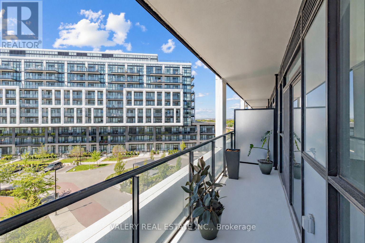 #411 60 GEORGE BUTCHART DRIVE - 18