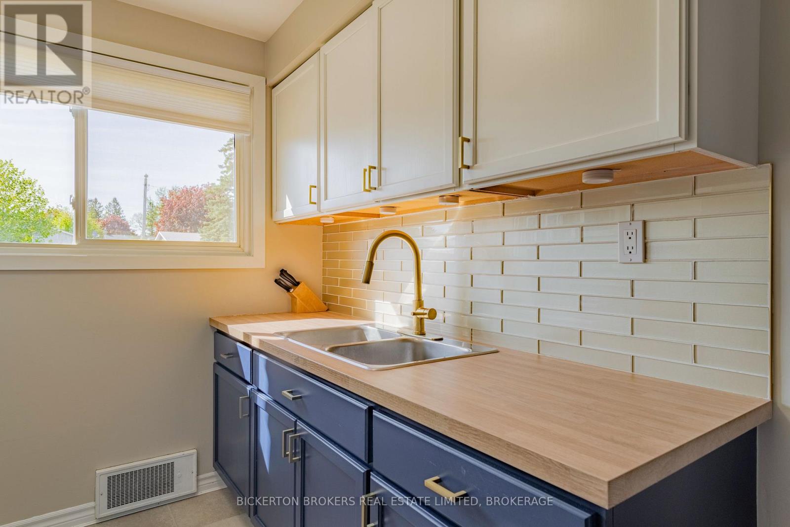 #11 316 FORSYTH STREET - 13