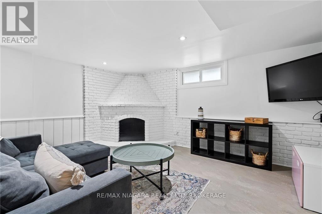 49 ROYAL OAK DRIVE - 25