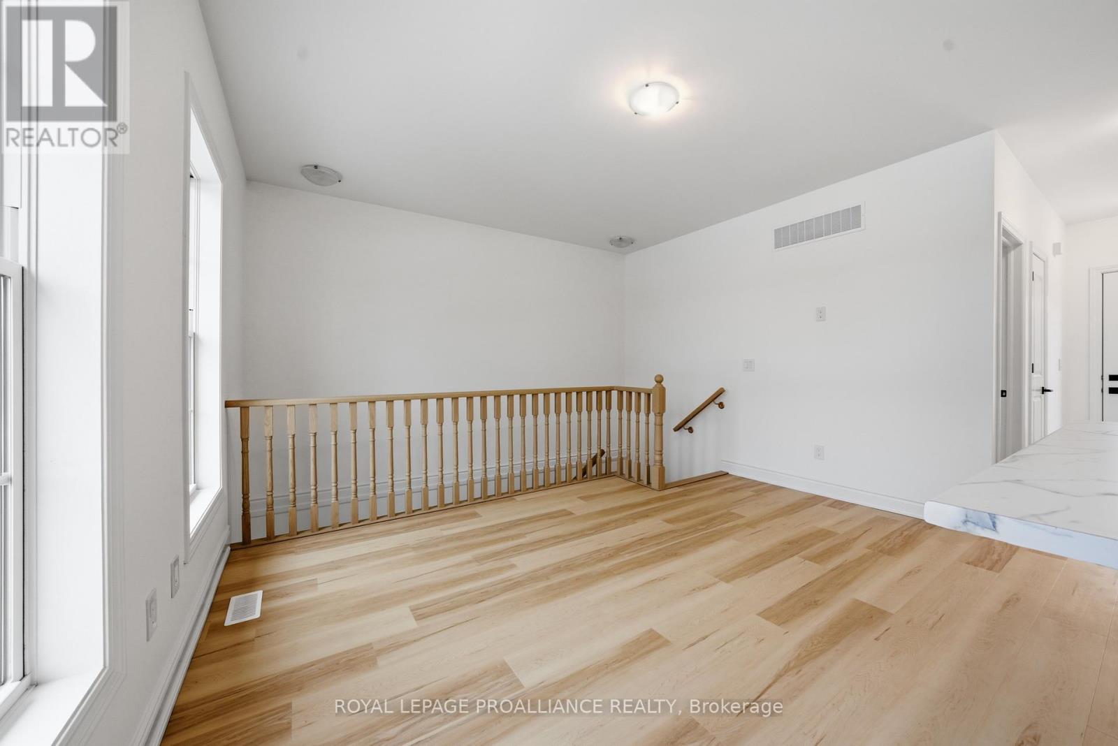 922 KERR STREET W - 13