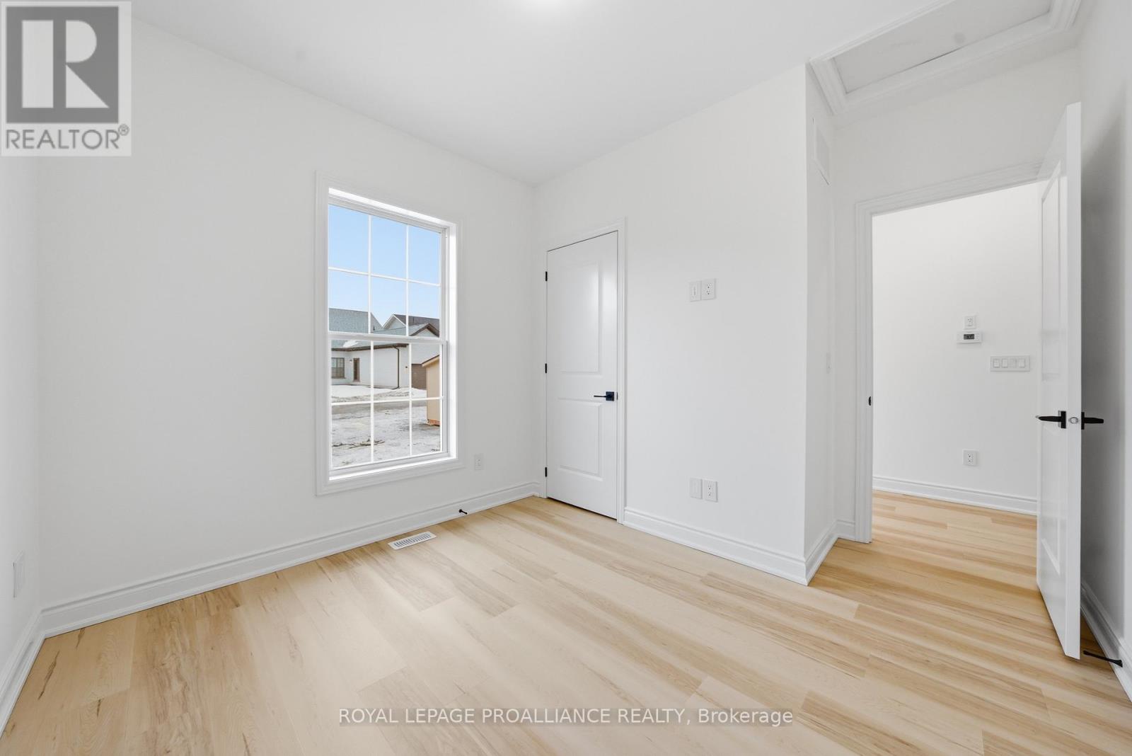922 KERR STREET W - 17