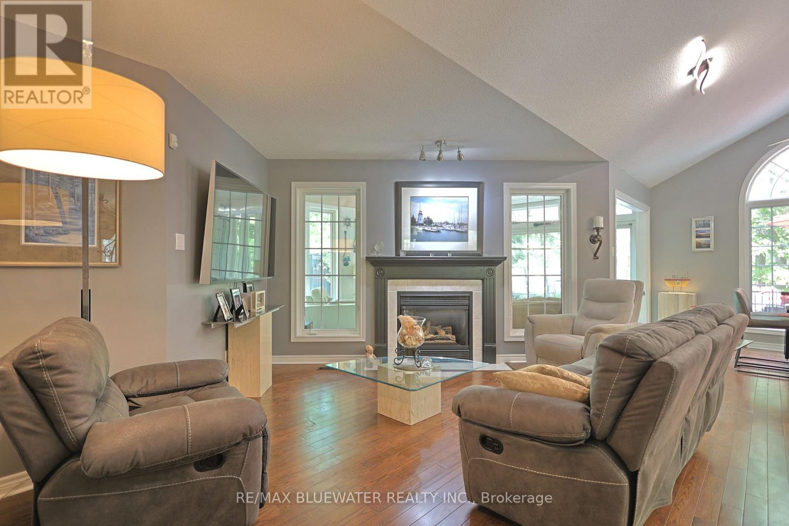 10419 PINETREE DRIVE - 24